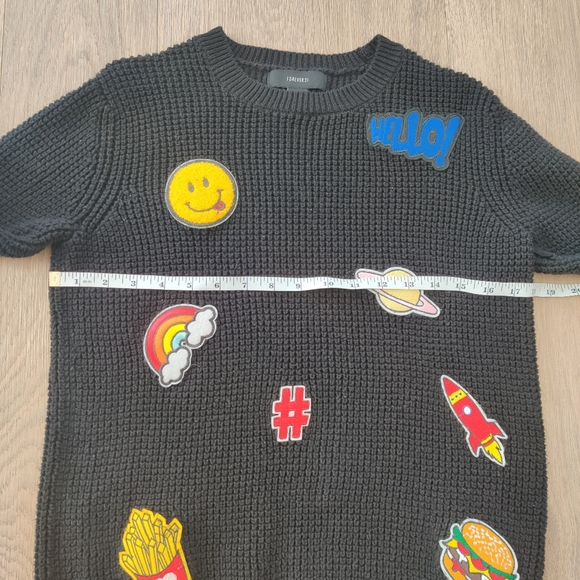 🔥4/$20 Forever 21 Black Graphic Embroidered Patch Sweater - Picture 5 of 8